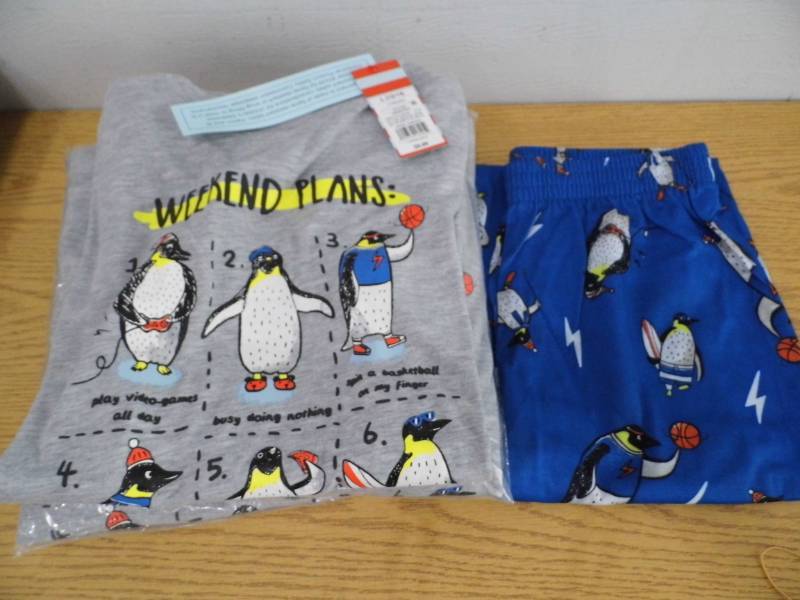 lot 6 image: Lot of 4 - 2 Pc ShirtsPants