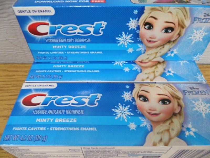 lot 23 image: Lot fo 3 Crest Toothpaste