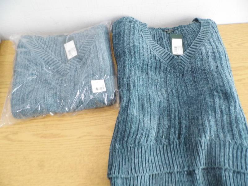 lot 39 image: Lot of 2 Womens  Sweaters - Blue