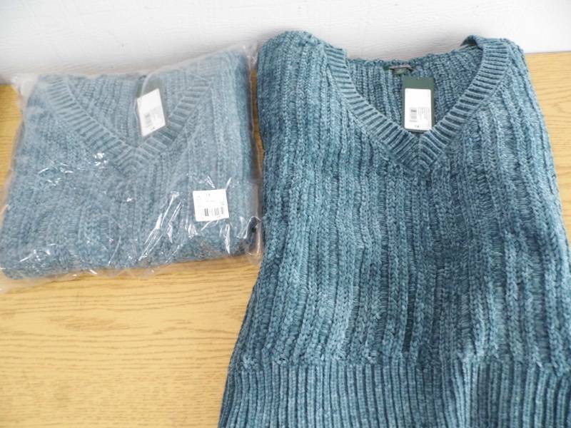 lot 40 image: Lot of 2 Womens  Sweaters - Blue