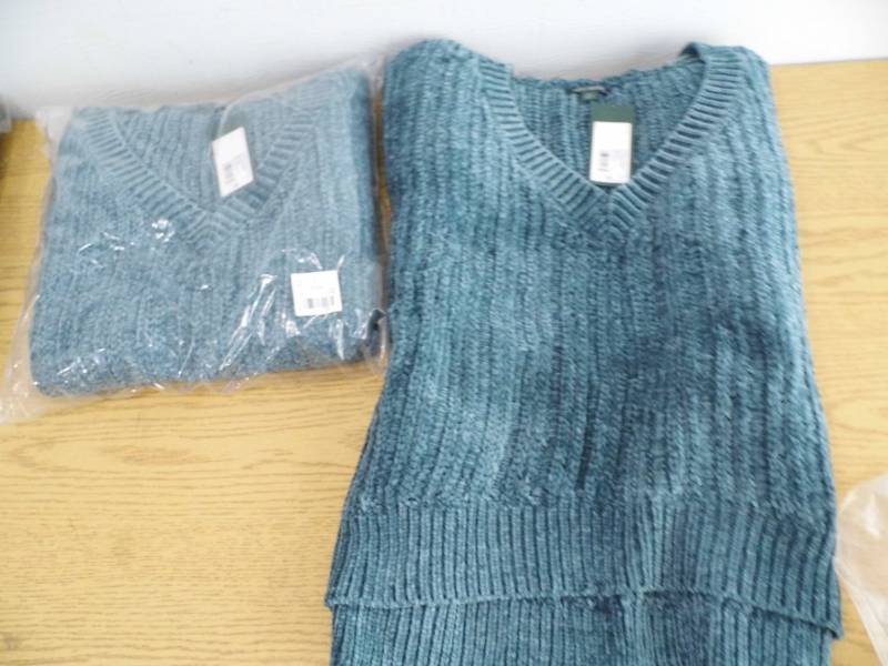 lot 41 image: Lot of 2 Womens  Sweaters - Blue