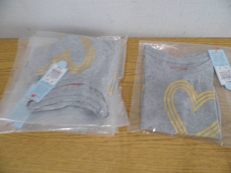 lot 49 image: Lot of 6 Heart T Shirts