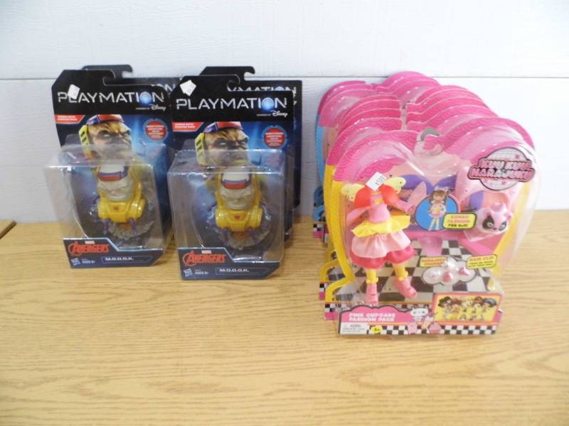 lot 56 image: Lot of Figures