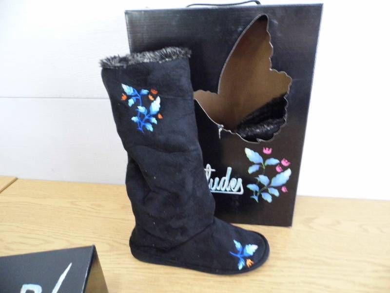 lot 76 image: Cicca Bella Boots  Slippers