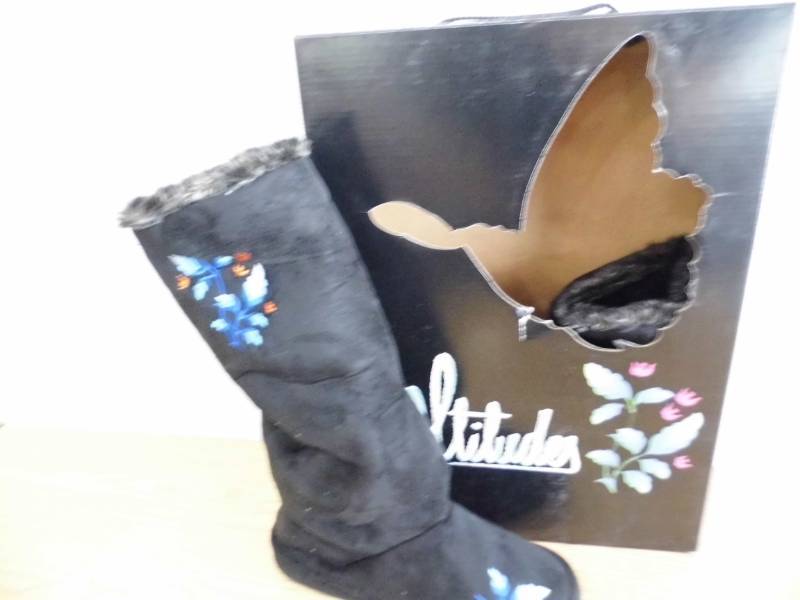 lot 77 image: Cicca Bella Boots  Slippers