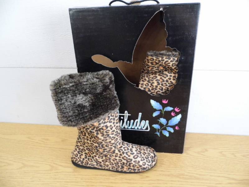 lot 78 image: Cicca Bella Boots  Slippers
