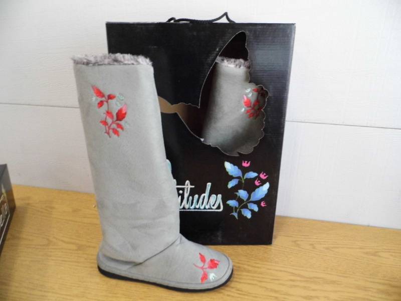 lot 81 image: Cicca Bella Boots  Slippers