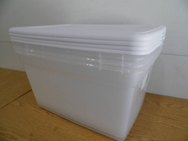 lot 82 image: Lot of 4 Clear Totes