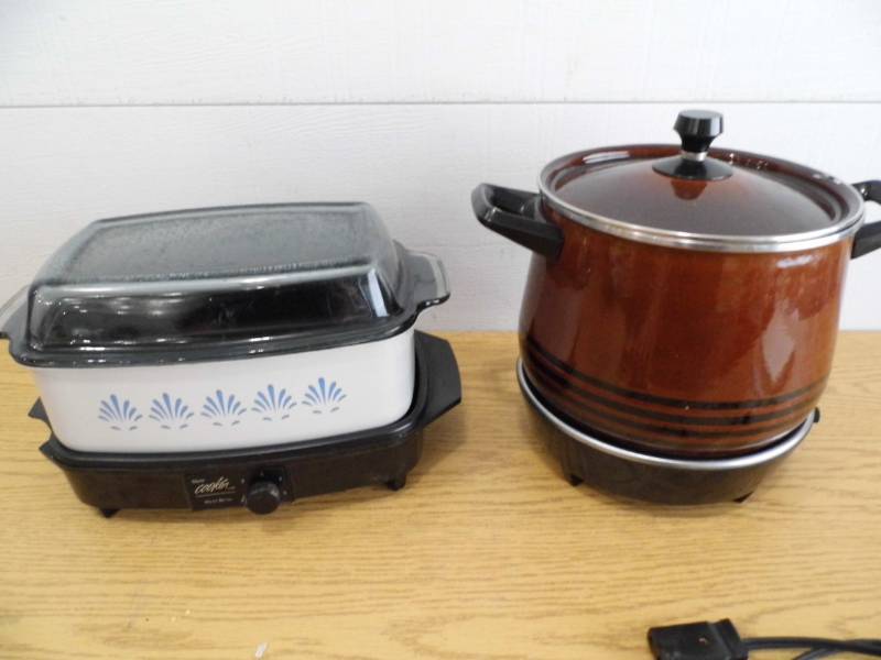 lot 95 image: Lot of 2 Slow Cookers