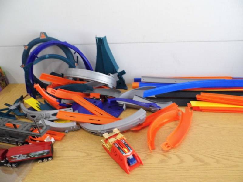 lot 101 image: Hotwheels Track