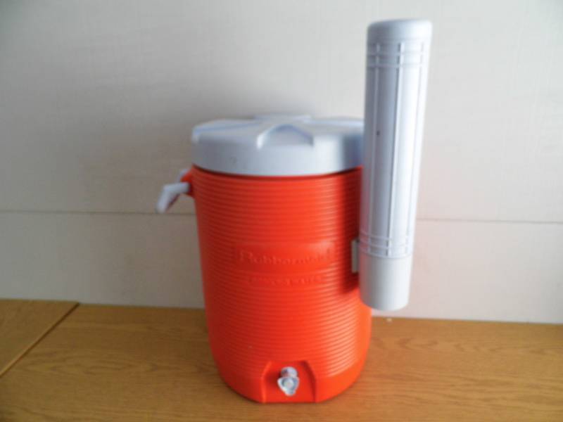 lot 114 image: Rubbermaid Drink Cooler wCup Holder