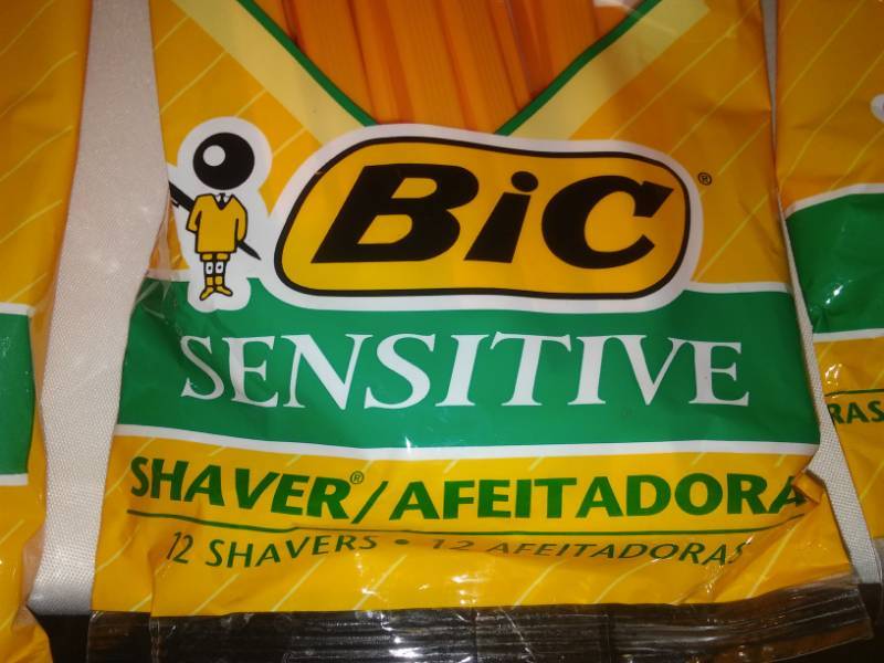 lot 18 image: Bic disposible e Razors - 10 packages of 12.