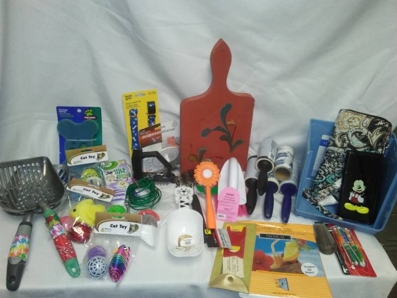 lot 45 image: Household and pet supplies.