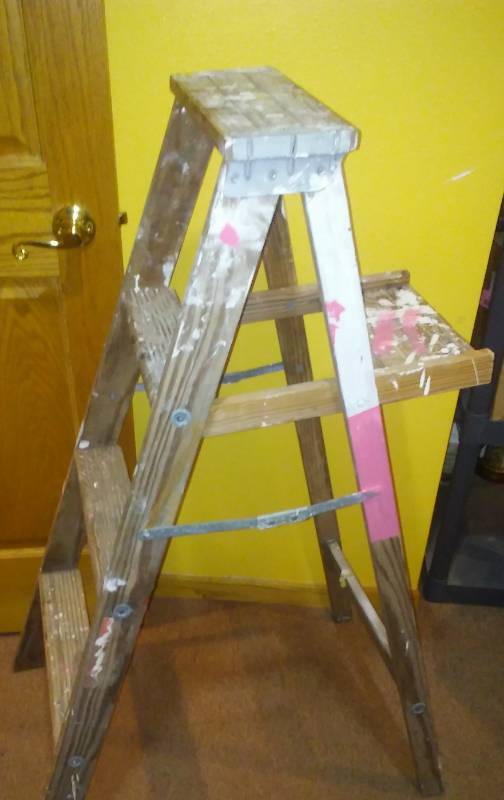 lot 75 image: 4 ft wood ladder - sturdy, great for upscale.