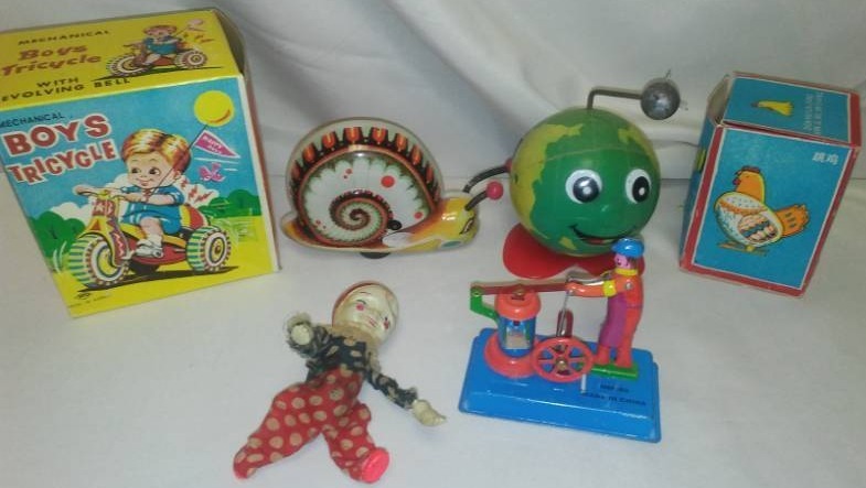 lot 89 image: 6  vintage wind-up toys.