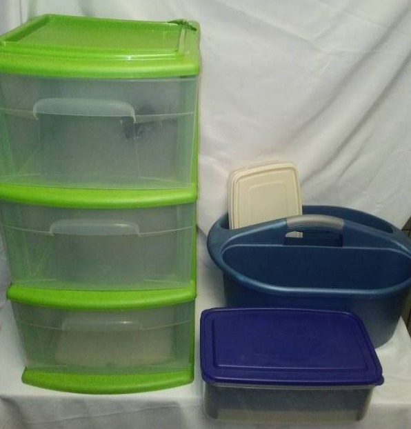 lot 104 image: Plastic containers - variety - Rubbermaid Sterilite.
