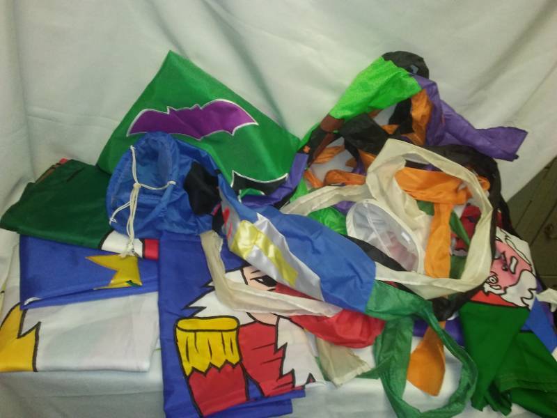 lot 121 image: Garden flags and windsocks.