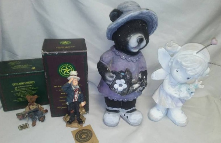 lot 131 image: Figurines Boyds Bears and more.