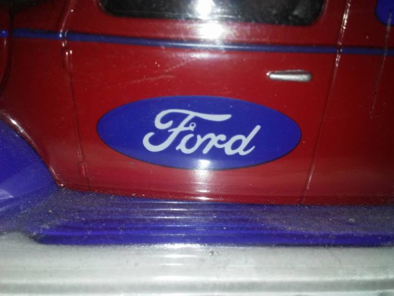 lot 147 image: Limited edition Ford 1940 Bank - NEW in BOX