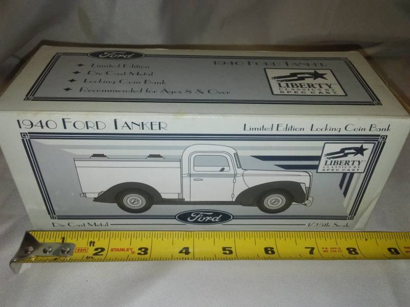 lot 162 image: 1940 Ford tanker truck Liberty - spec cast.