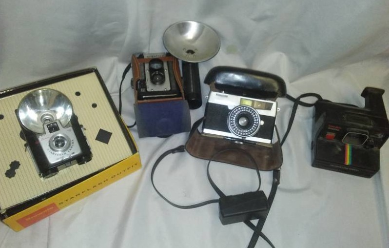 lot 168 image: Cameras and flashes - Polaroid, argoflex brownie