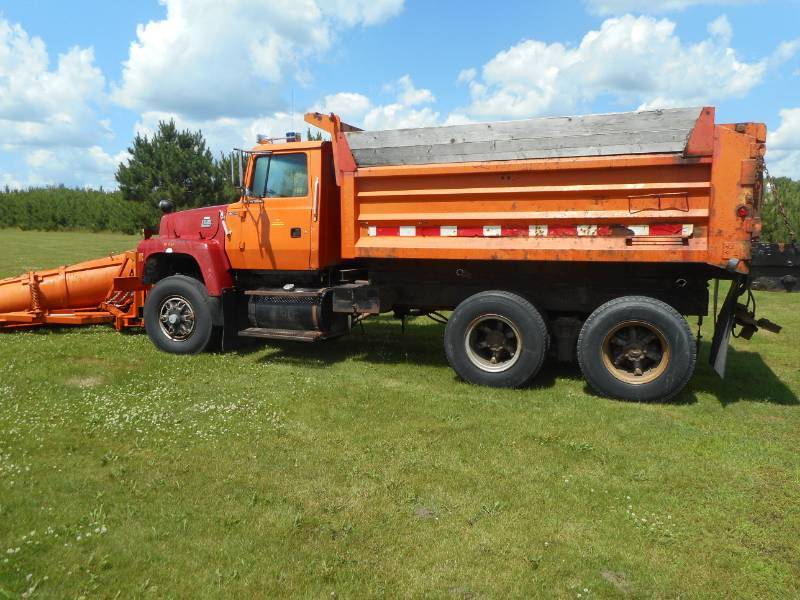 1992 Ford LT900 Plow Truck