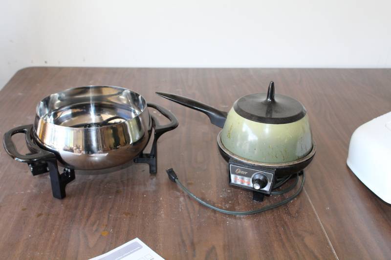 lot 28 image: Oster Electric Fondue and Warming Plate