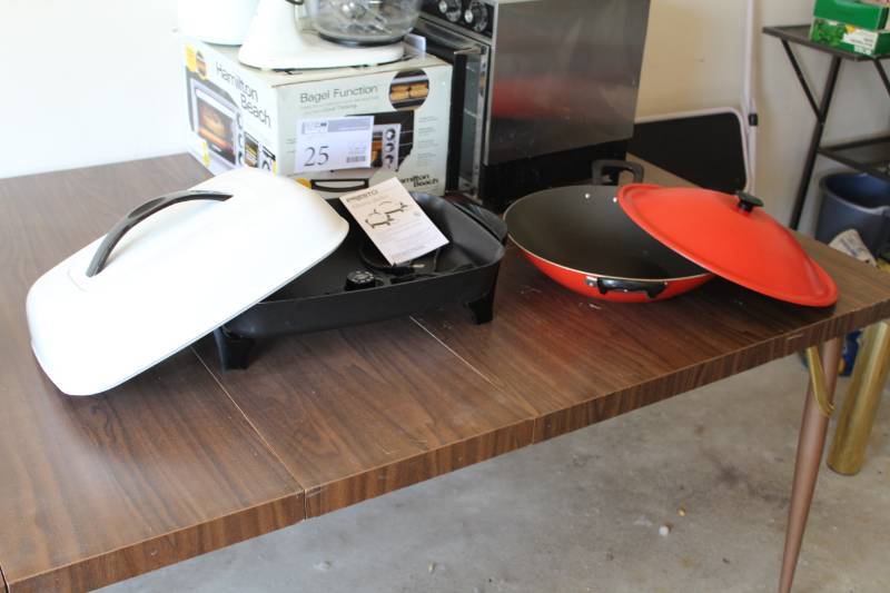 lot 27 image: Presto Electric Skillet and Wok