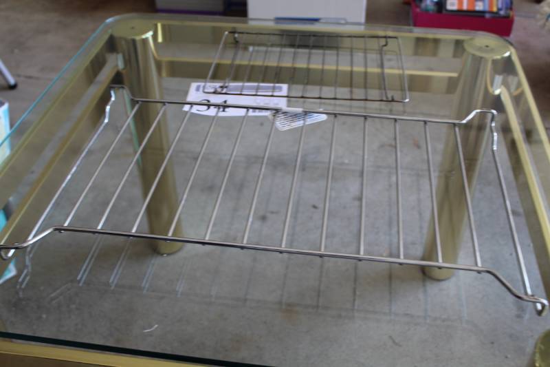lot 34 image: Lot of (2) Oven Racks
