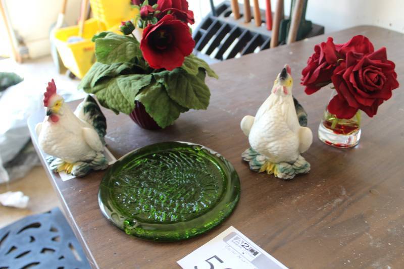 lot 50 image: Rooster, Flowers, Scorpio Plate Dcor