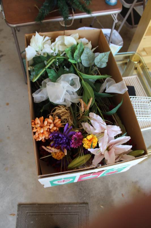 lot 44 image: Fake Flower Dcor