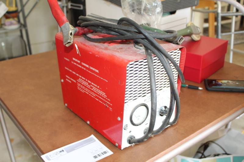 lot 1 image: Heavy Duty Battery Charger and Booster