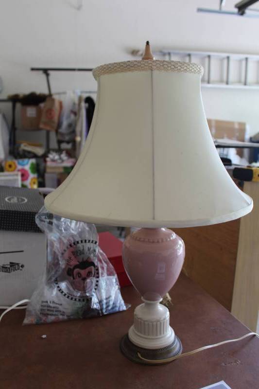 lot 88 image: Table Lamp