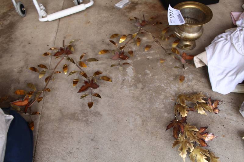 lot 100 image: Brass Floral Wall Dcor