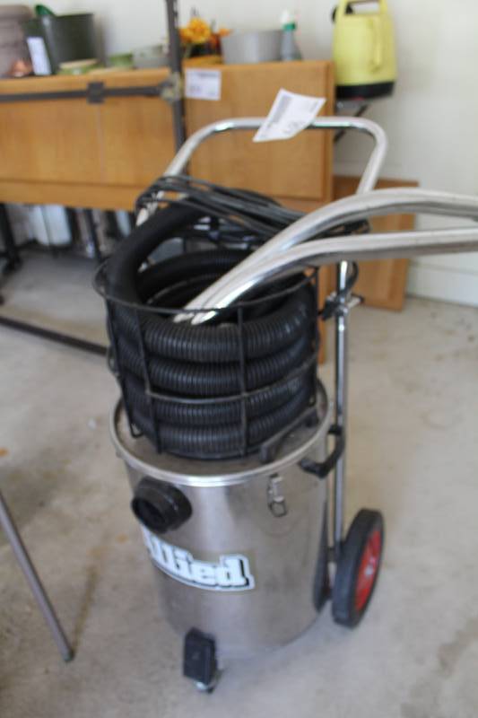 lot 68 image: Allied 10-Gallon WetDry Shop Vacuum Cleaner