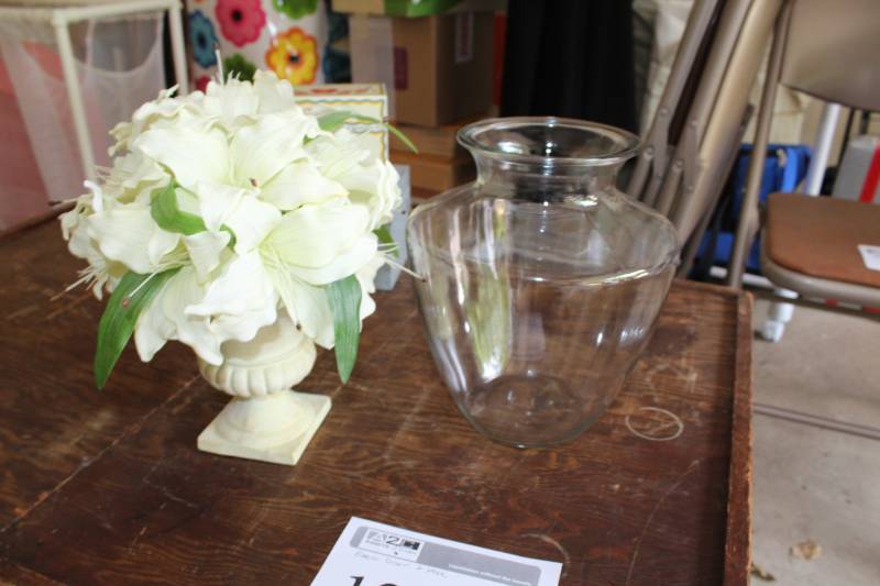 lot 120 image: Ceramic Flower Dcor, Glass Vase