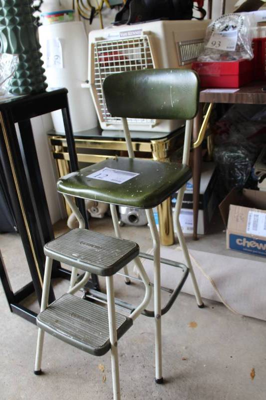 lot 12 image: 2-Step Kitchen High Chair
