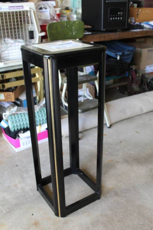 lot 13 image: Wood Pedestal Display Table