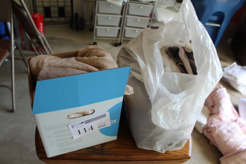 lot 114 image: Towels