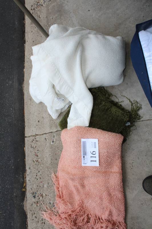 lot 116 image: Blankets and Throws