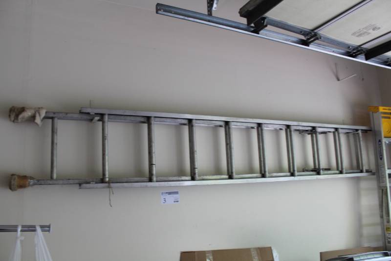 lot 3 image: 10-20ft. Aluminum Extension Ladder