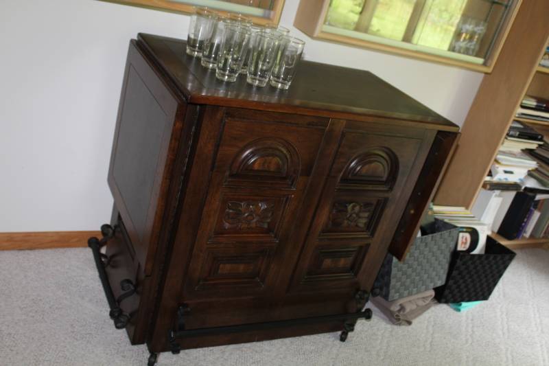 lot 158 image: Wood Bar Cabinet