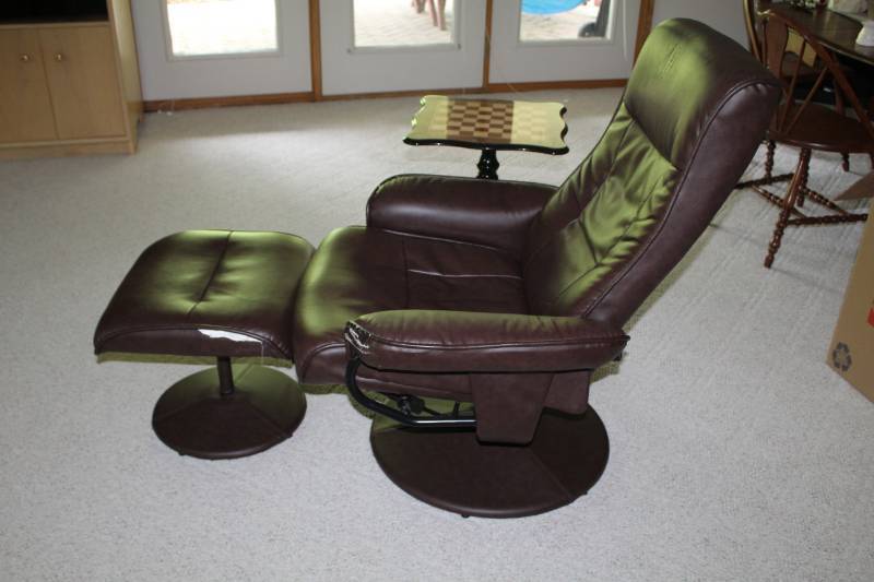 lot 162 image: Relaxzen Leather Recliner with Ottoman and Remote Control