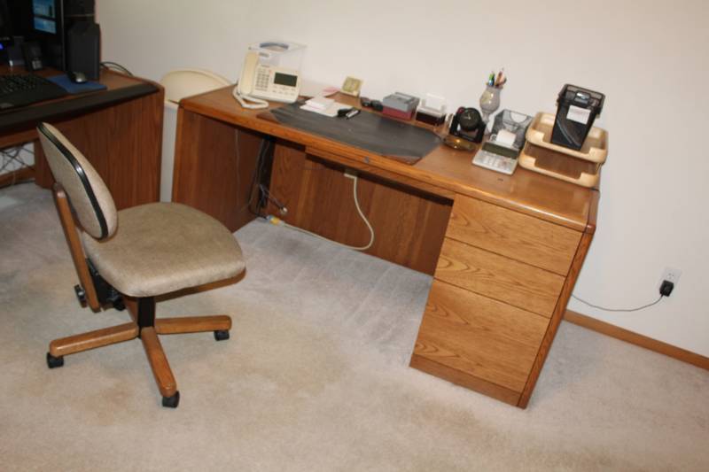 lot 169 image: Wood Computer Office Desk with Rolling Office Chair