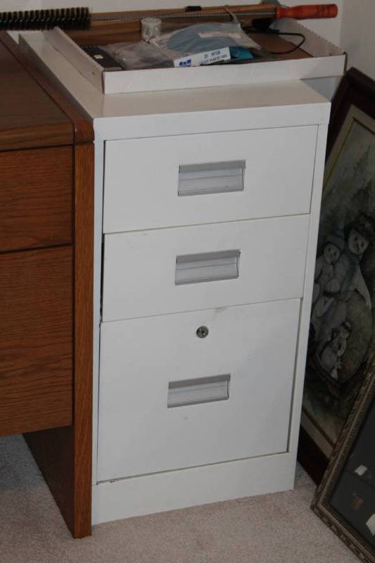 lot 173 image: Metal Personal File Cabinet with 3-Drawers