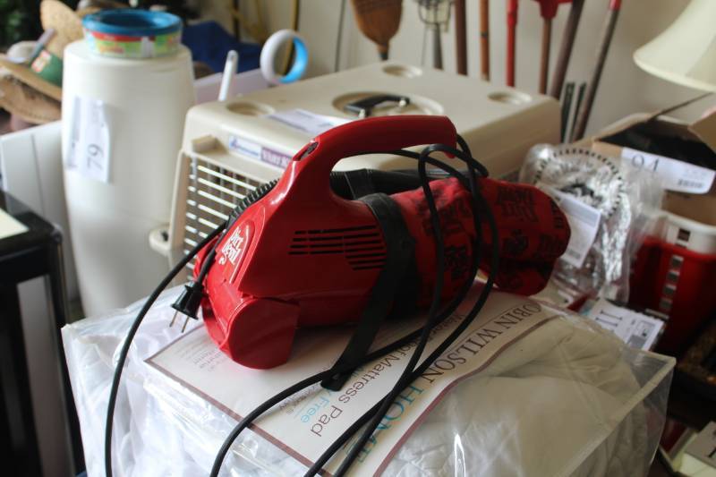 lot 185 image: Red Devil Car Vac