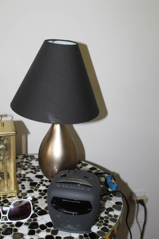 lot 139 image: Table Lamp, Alarm Clock Radio