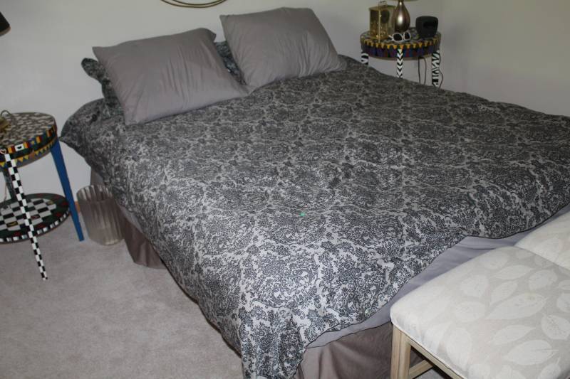 lot 141 image: Queen Rolling Bed