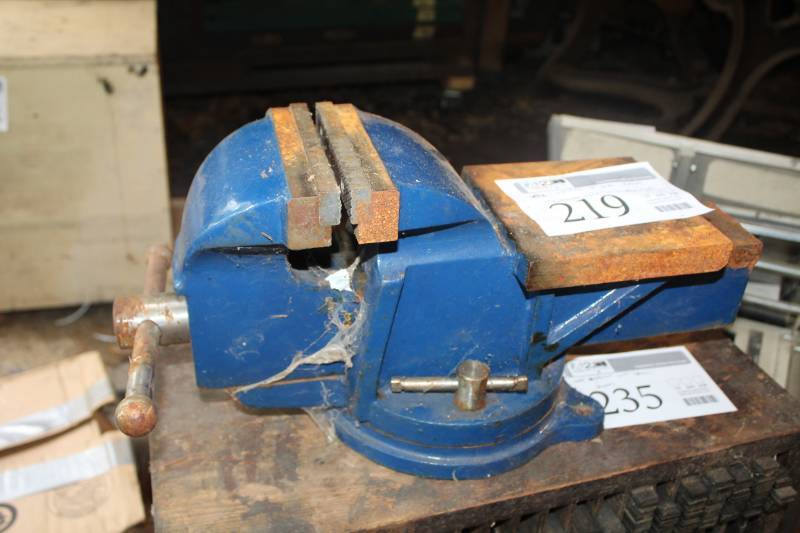 lot 219 image: Bench Vise