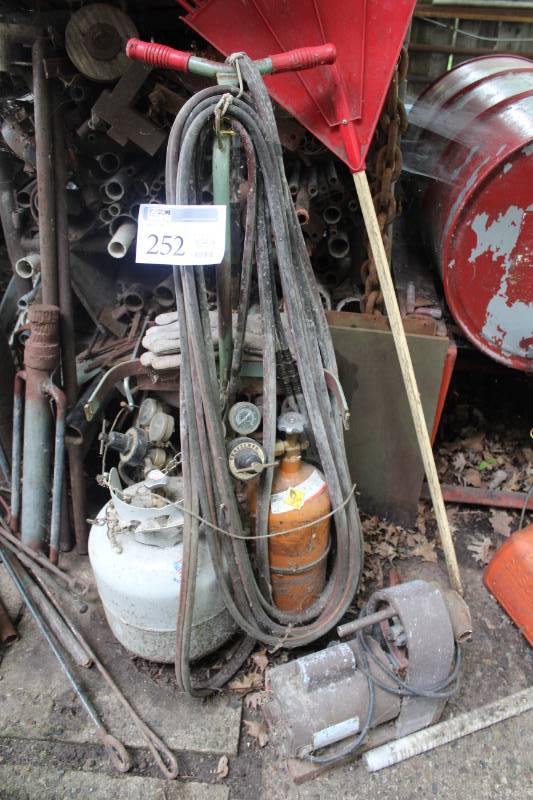 lot 252 image: Acetlyene Torch Tank Set